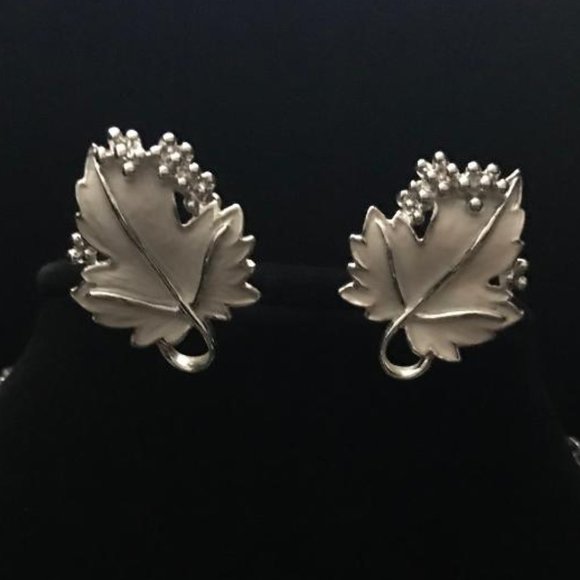 Vintage Sarah Coventry White Grape Vine Leaves Set - Picture 3 of 8